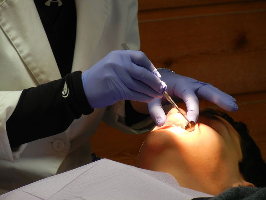 orang, memegang, abu-abu, gigi, alat, ortodontis, dokter gigi, kawat gigi, kedokteran gigi, mulut