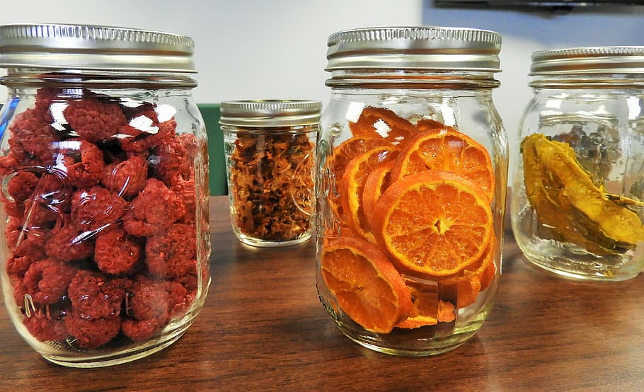 cuatro, transparentes, tarros de cristal, llenos, frutas, deshidratados, naranjas, frambuesas, conservación, enlatados