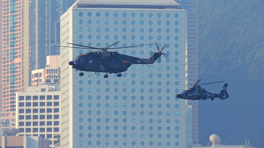 Dos, negro, helicópteros, volando, hormigón, edificio, durante el día, Hong Kong, helicóptero, ejército