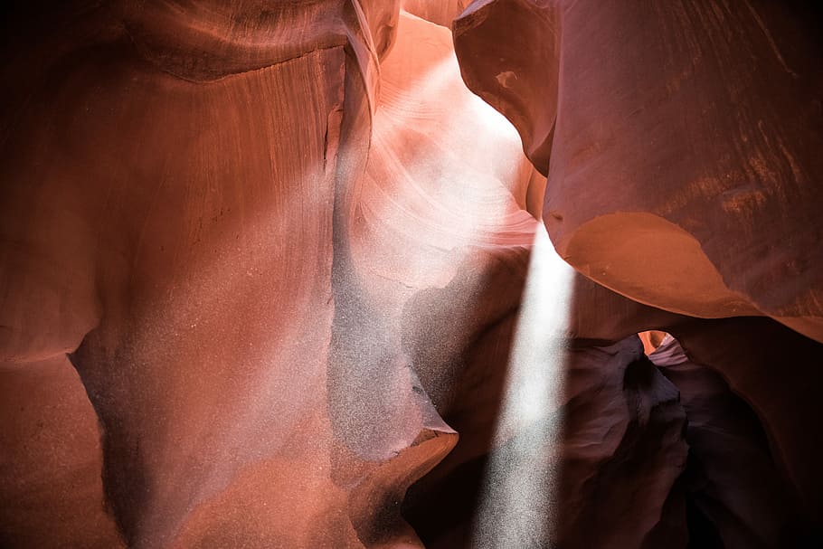 fotografia de paisagem, dentro, caverna, areia, deserto, antílope Canyon, pessoas, desfiladeiro, união, parte do corpo humano