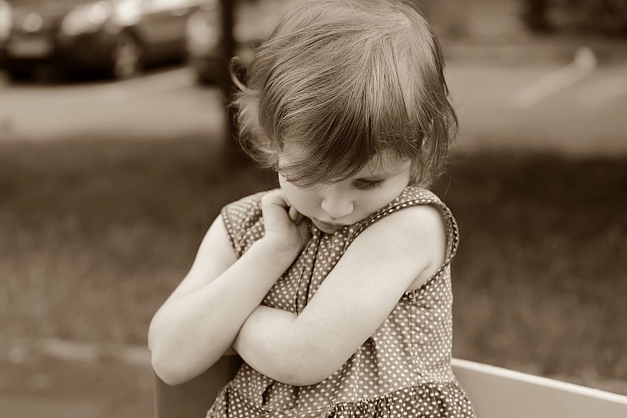 foto em escala de cinza, menina, vestindo, cinza, branco, vestido de manga polka dot, mão, bochecha, bebê, tímido