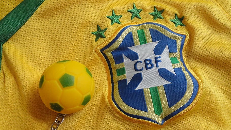 fotografi jarak dekat, gantungan kunci bola sepak, kuning, kemeja cbf, brazil, sepak bola, cbf, piala dunia fifa, bola, close-up