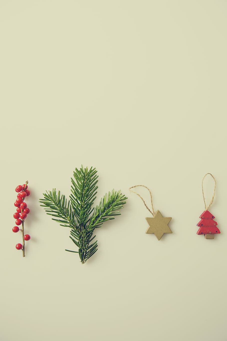 cuatro, árbol de navidad de colores variados, colgantes, decoraciones, blanco, superficie, surtido, navidad, adornos, decoración