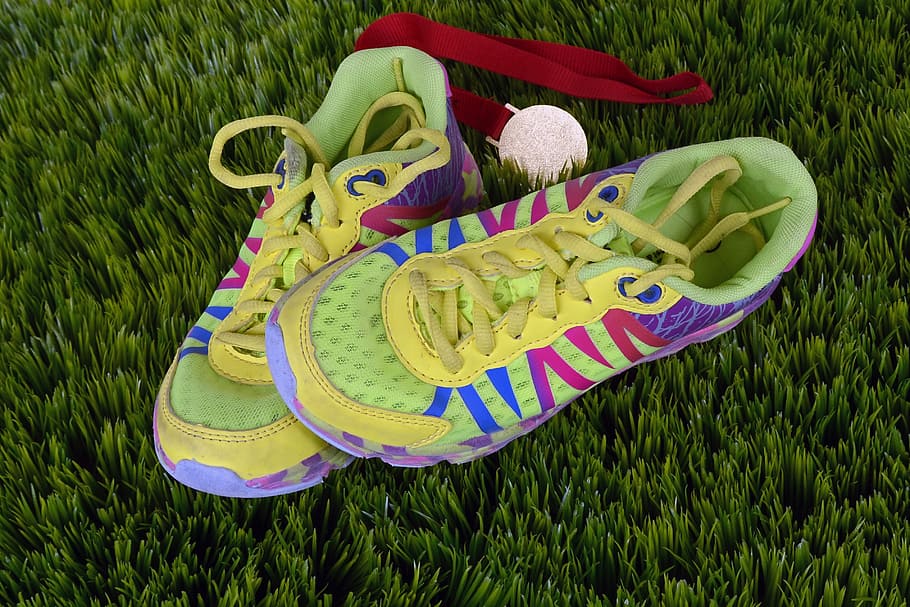 par, verde y rosa, atlético, zapatos, verde, hierba, zapatos para correr, carrera, deporte, correr