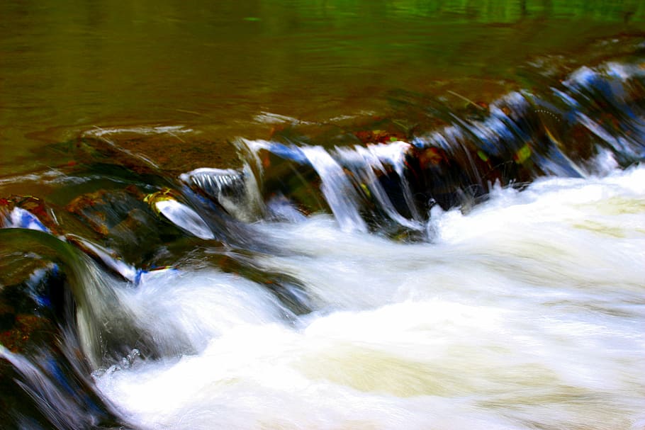 Течение воды. Ручей (Водный поток). Картина течения воды. Картинки плескание в ручье.