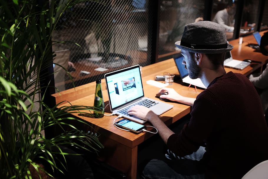 Homem, macbook, mesa, madeira, chapéu, tecnologia, trabalhando, computador, pessoas, negócios