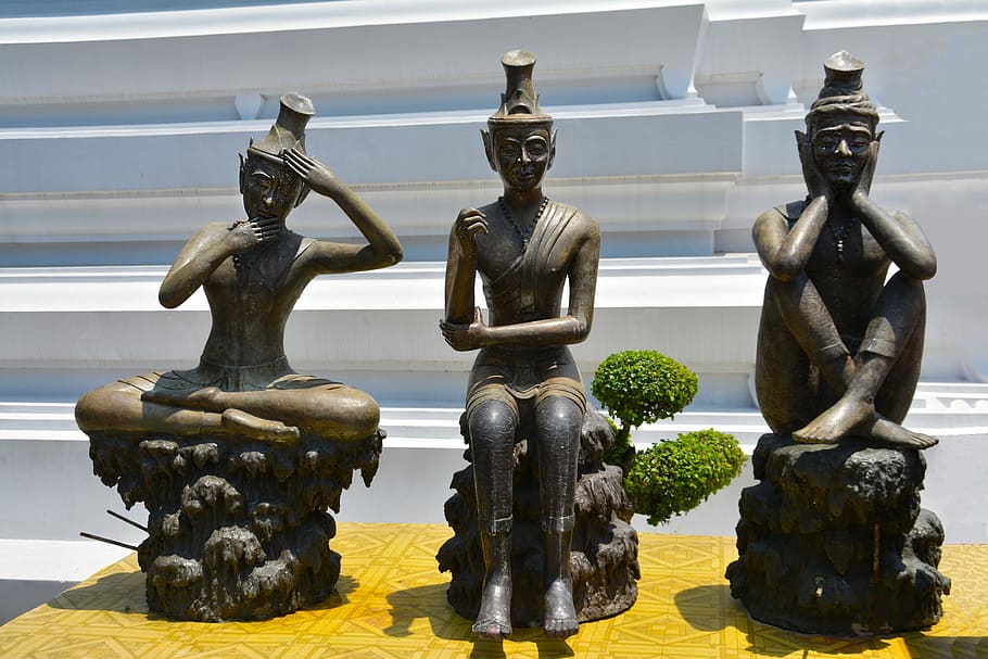 tres, hombres, gris, cerámica, figurilla, marrón, mesa, estatuas de yoga tailandesas, práctica espiritual, poses de escultura para masajes