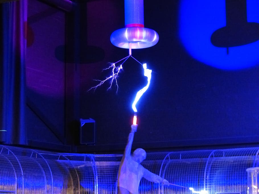 orang, memegang, batang listrik, lampu kilat, kumparan tesla, percobaan, tegangan tinggi, fisika eksperimental, demonstrasi, pertunjukan