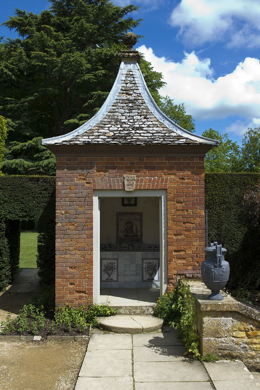 Hidcote Manor Garden, Flemish Bond, locura de ladrillo rojo, techo dentada, pizarra y plomo, arquitectura, cielo azul, casa, árbol, nube - cielo