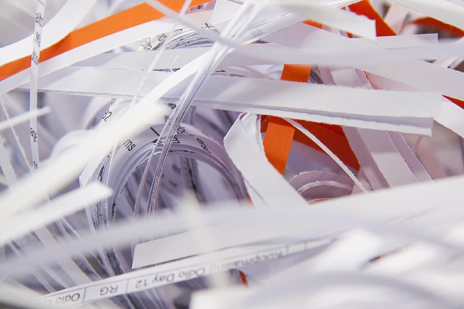 foto close-up, putih, banyak serpihan kertas, penghancur kertas, secara mekanis, perangkat, penggiling, hancurkan, kertas, serpih