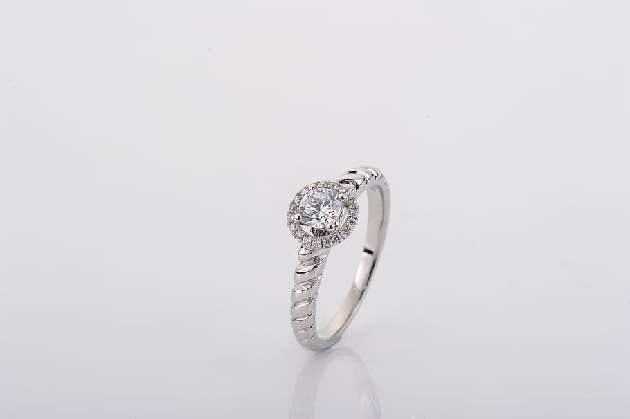 ring, diamond ring, wedding ring, studio shot, single object, diamond - gemstone, jewelry, indoors, copy space, wealth