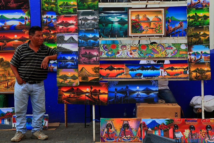 hombre, de pie, al lado, pinturas, guatemala, latinoamérica, mercado, pintura, subasta, arte