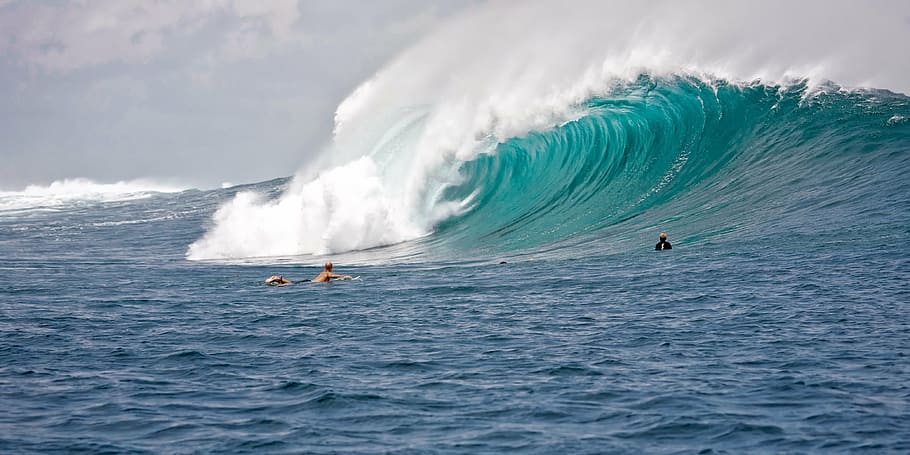 persona, actuación, postura de surf, grandes olas, surfistas, poder, el océano Índico, costa de ombak tujuh, isla de java, indonesia