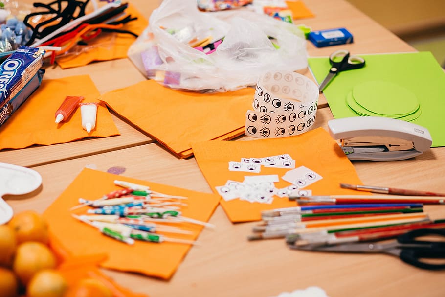 lote de pinceles de colores variados, color, papel, madera, mesa, arte, brillante, pincel, niño, niños
