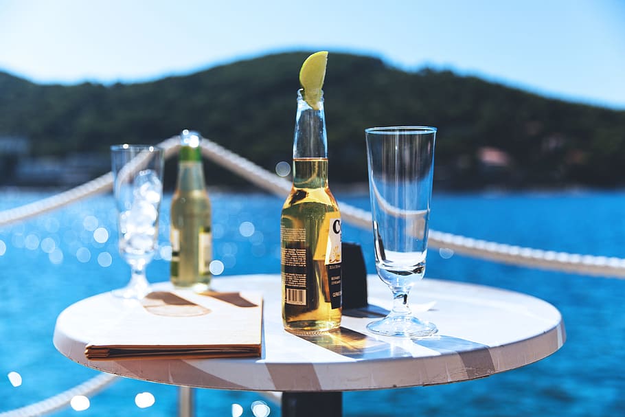 botol bir, gelas, meja, pantai, waktu musim panas, Bir, botol, makanan / minuman, alkohol, minuman