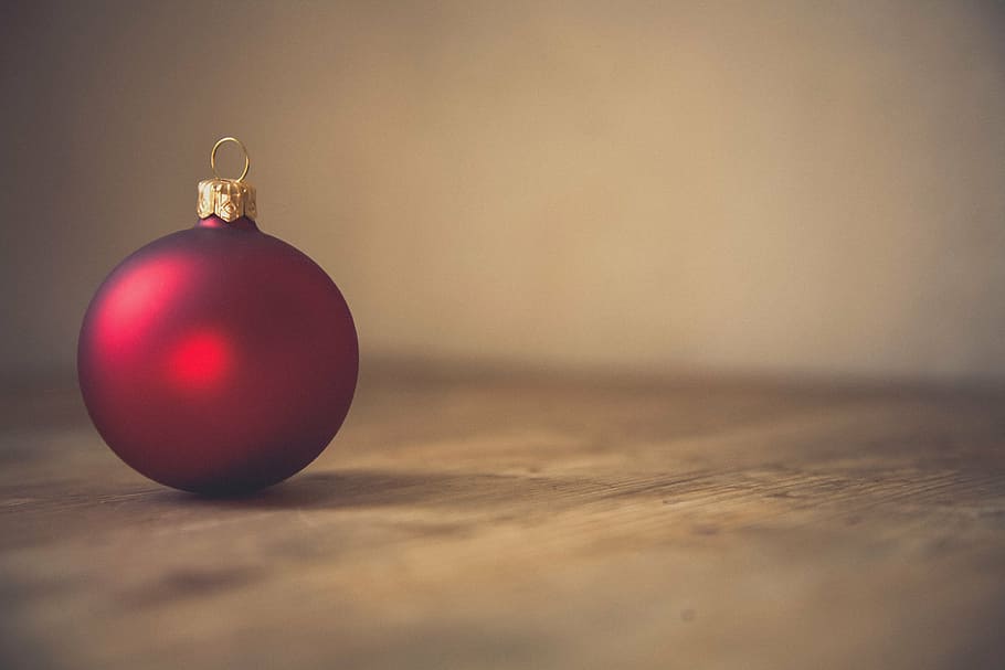rojo, decoración de bolas de navidad, marrón, superficie, adorno navideño, bola, navidad, decoración, adorno, adorno de navidad