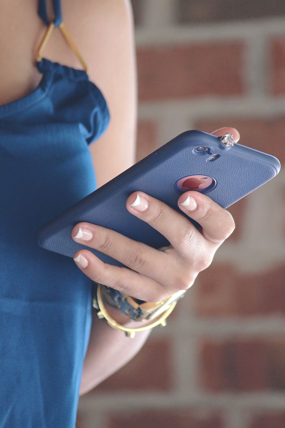 Mujer, tenencia, iPhone, azul, estuche, utilizando dispositivo, teléfono, móvil, utilizando, tecnología