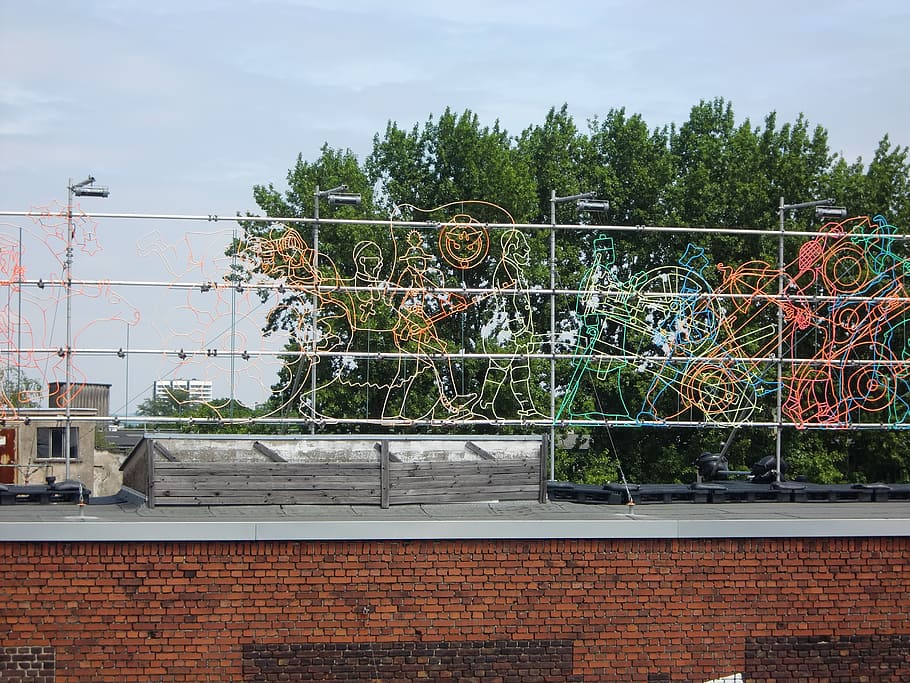 letrero de neón, arte, neón, color, terraza en la azotea, arquitectura, estructura construida, árbol, exterior del edificio, planta