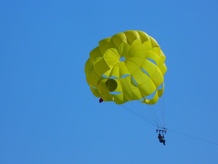 paracaídas amarillo, parasailing, paracaídas controlable, alto, paracaídas, mosca, vista panorámica, parapente, ala delta, cielo