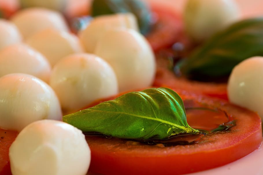 tilt shift photography, green, leaf, tomato, mozzarella, basil, balsamic vinegar, tomatoes, vegetables, food