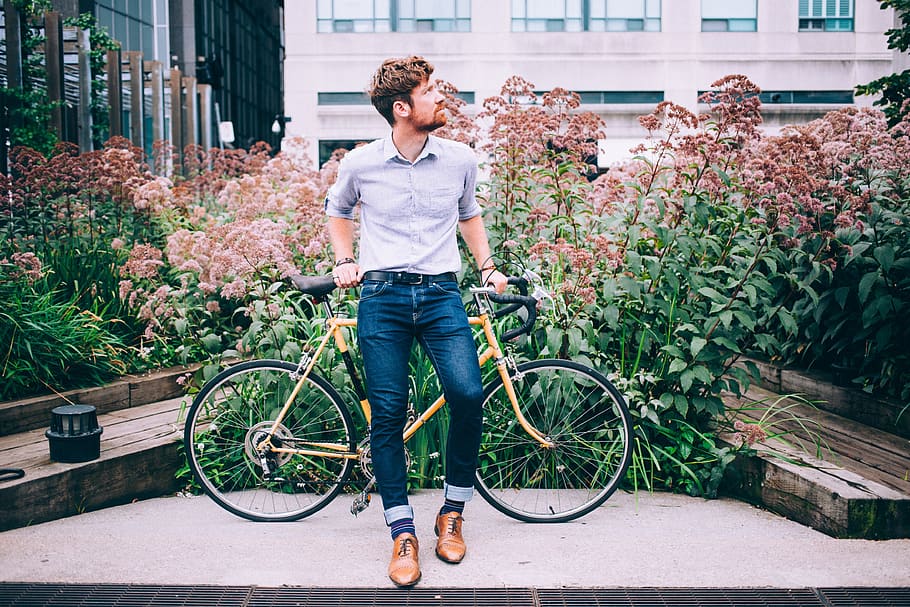 inconformista, hombre, bicicleta, moda, estilo de vida, jeans, estilo, elegante, barba, ciudad