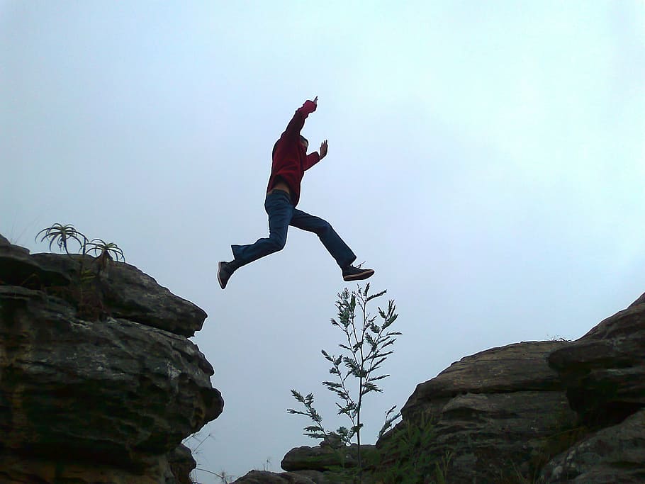 hombre, saltando, roca, salto, abismo, persona, coraje, brecha, al aire libre, deportes extremos