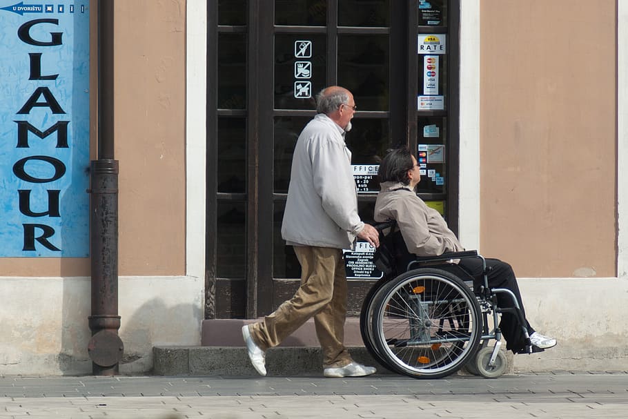 hombre, empujando, niña, silla de ruedas, cuidado, discapacitados, personas, mujer, cuidado de ancianos, paciente