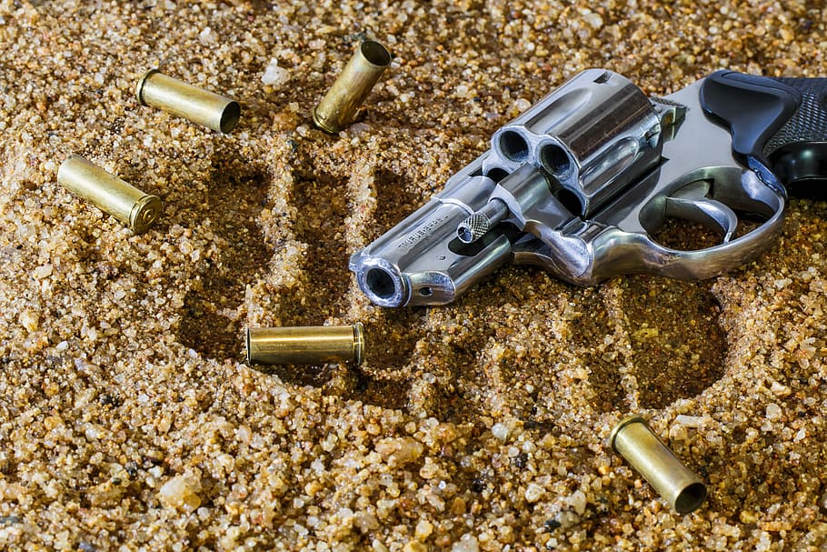 pistola revólver cromada, marrón, arenas, arma de fuego, revólver, bala, pistola, arma, crimen, peligro