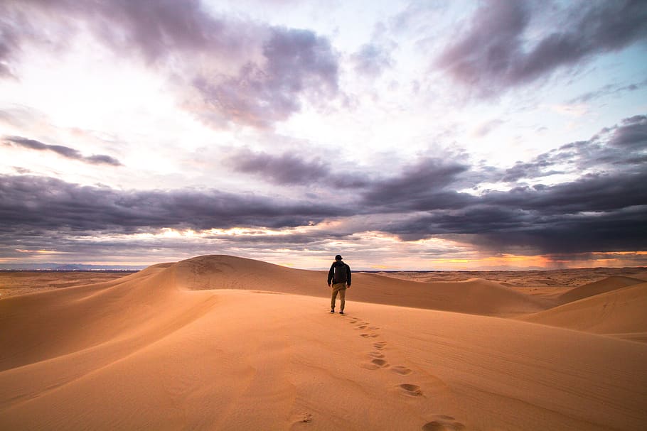 orang, pria, sendirian, perjalanan, petualangan, pasir, gurun, awan, langit, langkah kaki