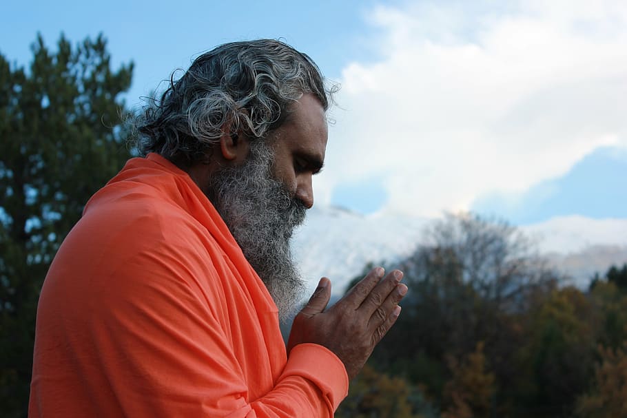 Hombre, naranja, manga larga, camisa, namaste, indio, maestro, montaña, meditación, oración