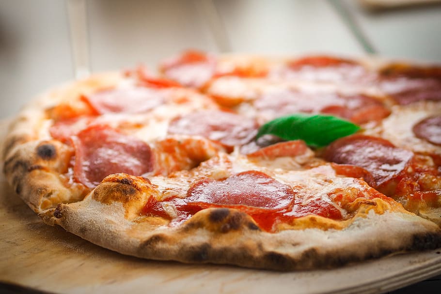 pizza pepperoni, pizza, oven batu pizza, oven batu, daging asap, keju, makanan, makanan dan minuman, makanan italia, produk susu