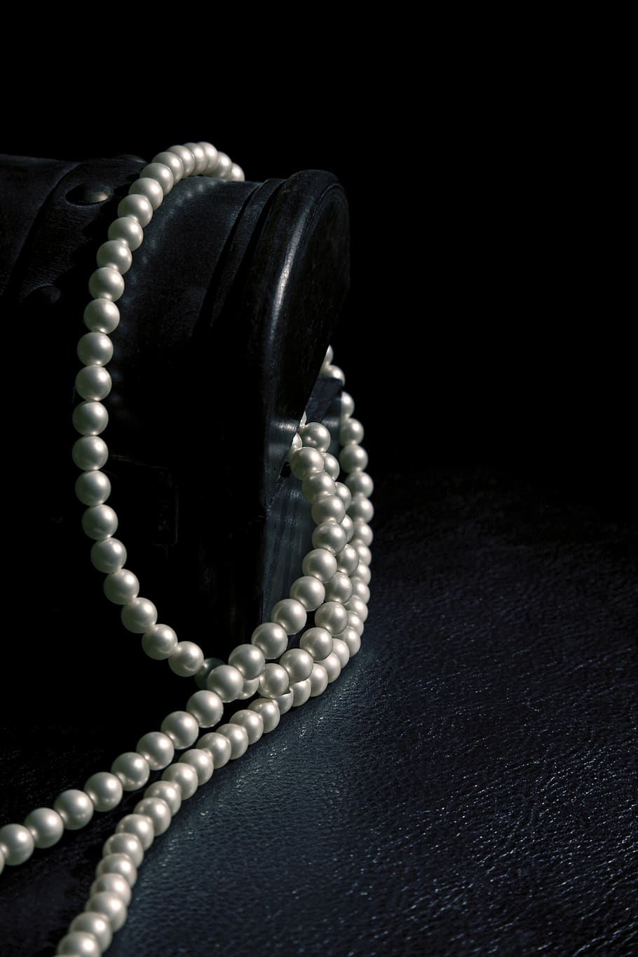 pearls, pearl, necklace, box, jewelry, jewellery, romance, dark, darkness, object