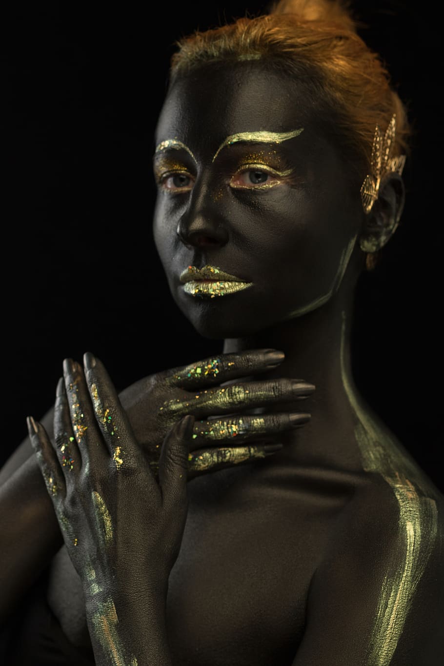 maquillaje, pintura corporal, retrato, niña, modelo, oro, maquillaje aqua, piel oscura, estilo africano, arte corporal