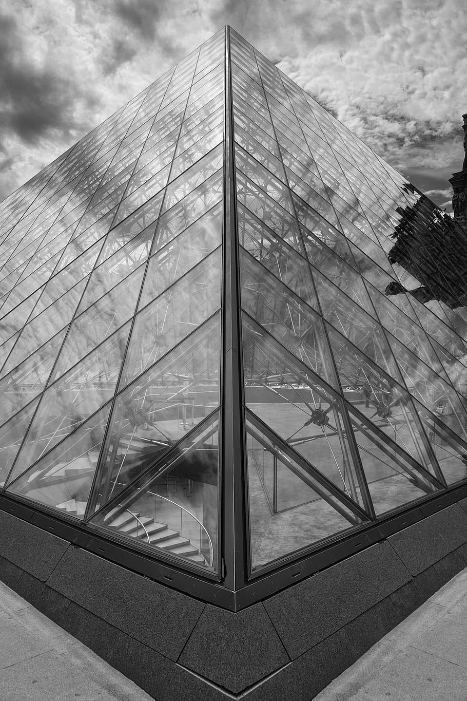 La pirámide del Louvre, blanco y negro, pirámide, Francia, París, museo, arquitectura, estructura construida, nube - cielo, cielo