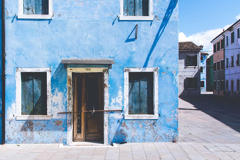 azul, branco, pintado, casa, tomado, durante o dia, construção, arquitetura, estrutura, céu