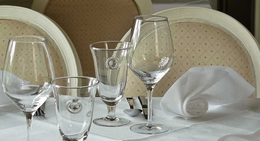 Cuatro, copas de vino, blanco, foto de primer plano de la cortina de mesa, restaurante, cubierta, vasos, gastronomía, comer, mesa