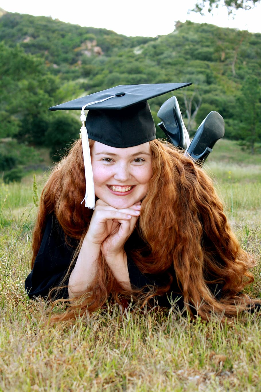mujer, vistiendo, negro, sombrero de graduación, graduación, graduado, gorra, gorra de graduación, borla, estudiante