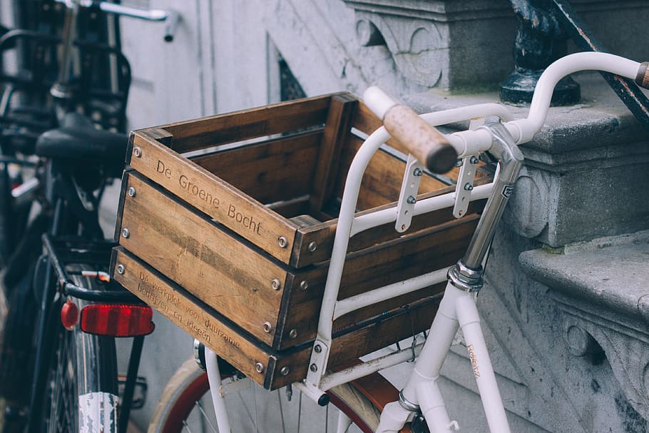 marrón, madera, caja, frente, blanco, bicicleta, inclinada, escaleras, carrito de supermercado, cesta
