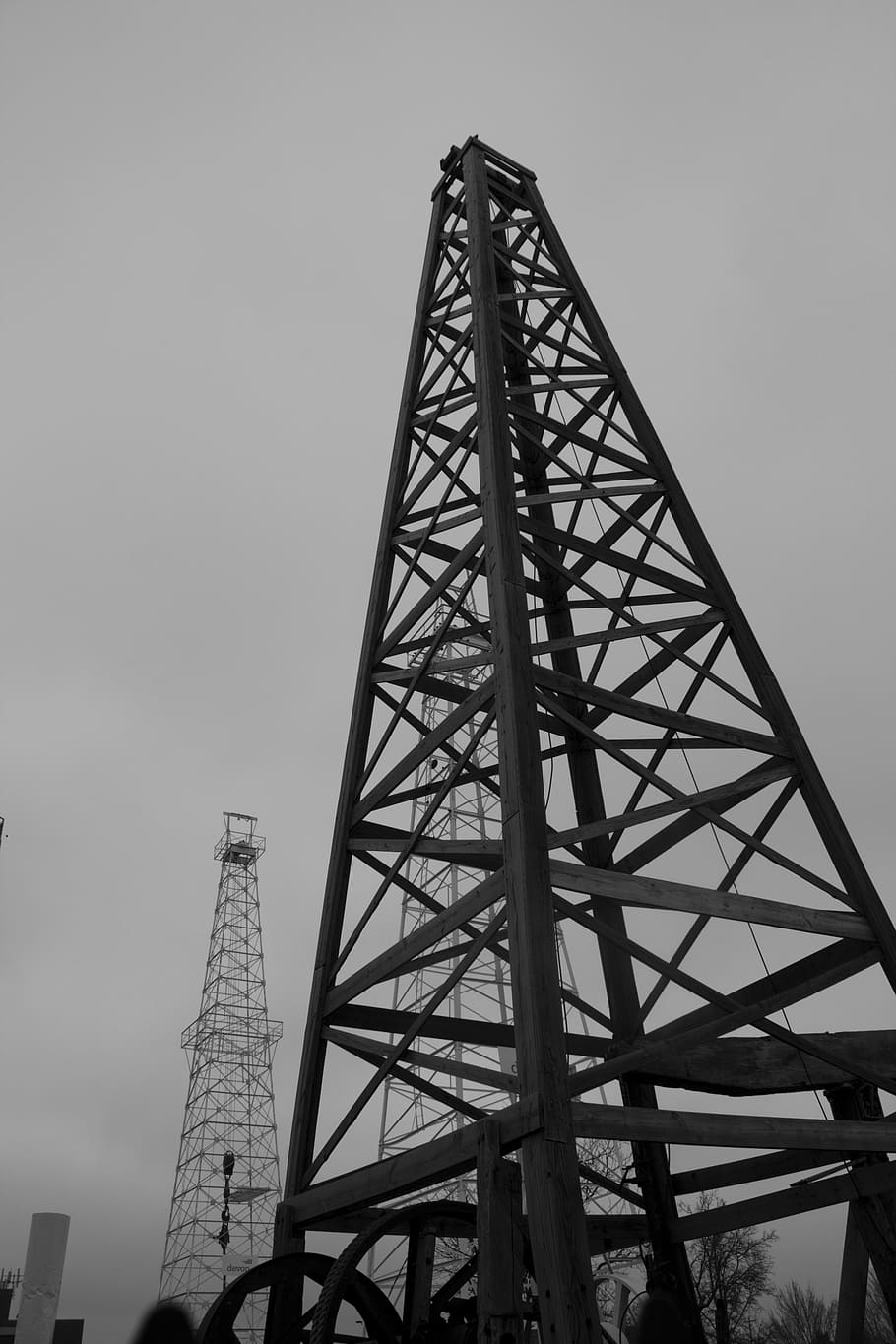 torre de metal preto, perfuração, óleo, equipamento, industrial, exploração, construção, engenharia, torre, preto e branco