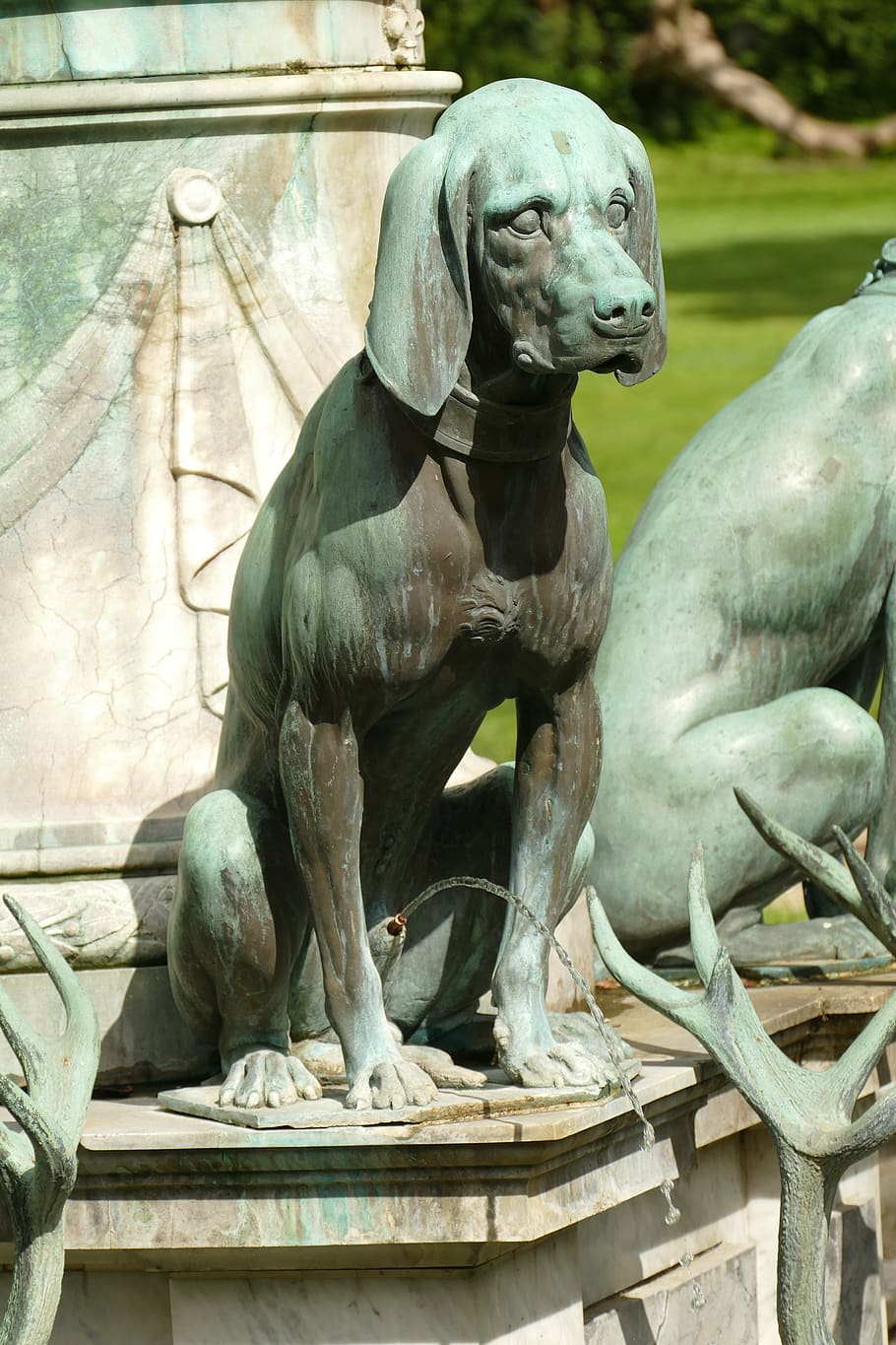 dog, pee, fountain, water, comic, statue, art, sculpture, fontainebleau, castle