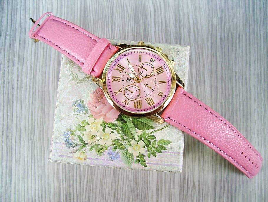 round gold-colored bezel, pink, face chronograph, watch, time, ladies watch, tips, measurement of time, hours, clock shield