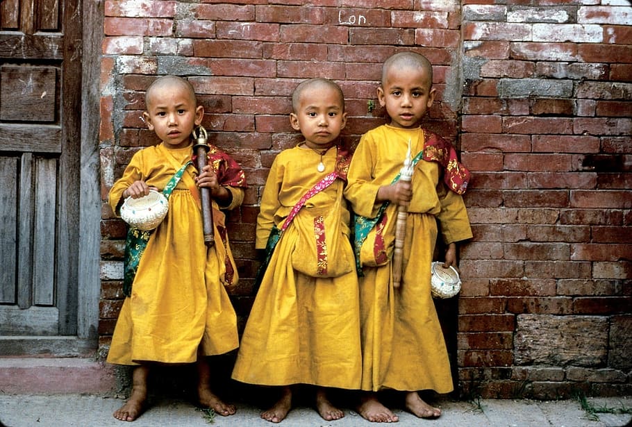 3, 子供, 身に着けている, 黄色, 伝統的なドレス, ネパール, ネイティブドレス, 立っている, 男の子, 物乞い