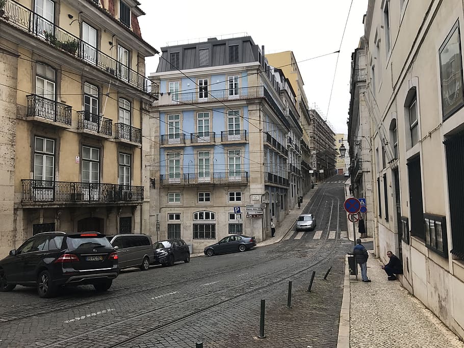 Lisboa, Portugal, vista a la calle, exterior del edificio, arquitectura, estructura construida, ciudad, modo de transporte, vehículo de motor, automóvil