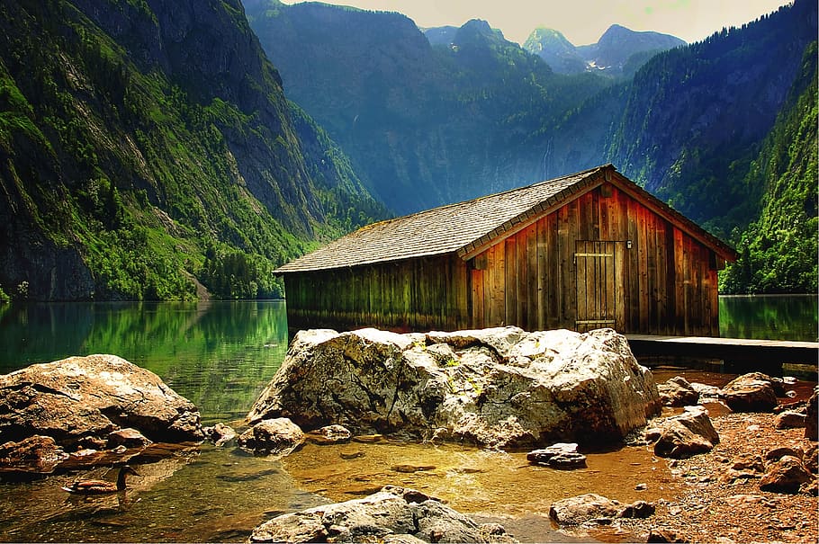 marrón, de madera, casa de descanso, lago, rodeado, montañas, durante el día, lago superior, königssee, parque nacional berchtesgaden