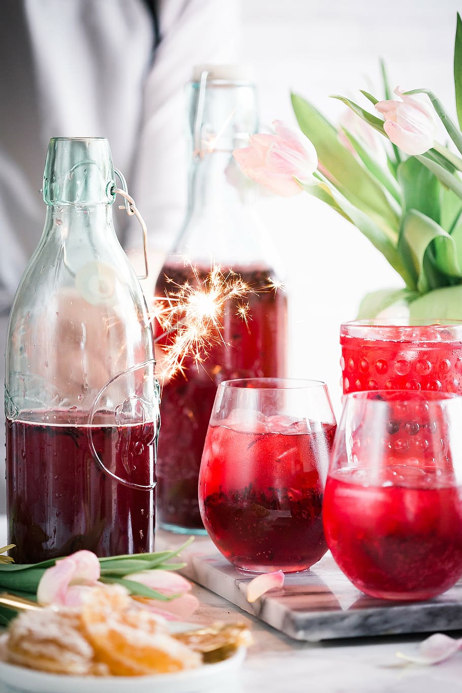 dois, copos de vidro, cheios, bebida, conselho, flor, rosa, pétala, jardim, planta