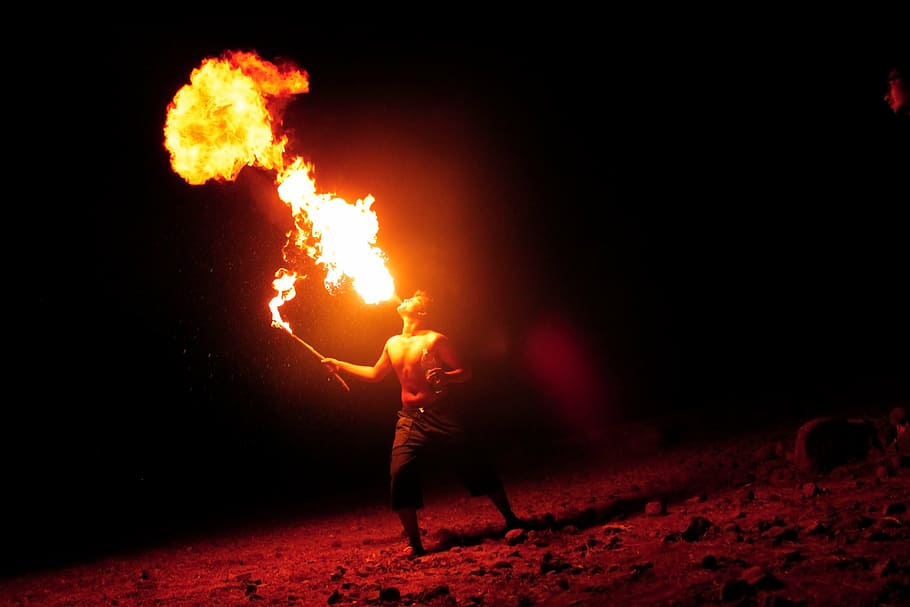 pessoa jogando fogo, respirando fogo, comedor de fogo, fogo, arte, noite, chama, preto, vermelho, luz