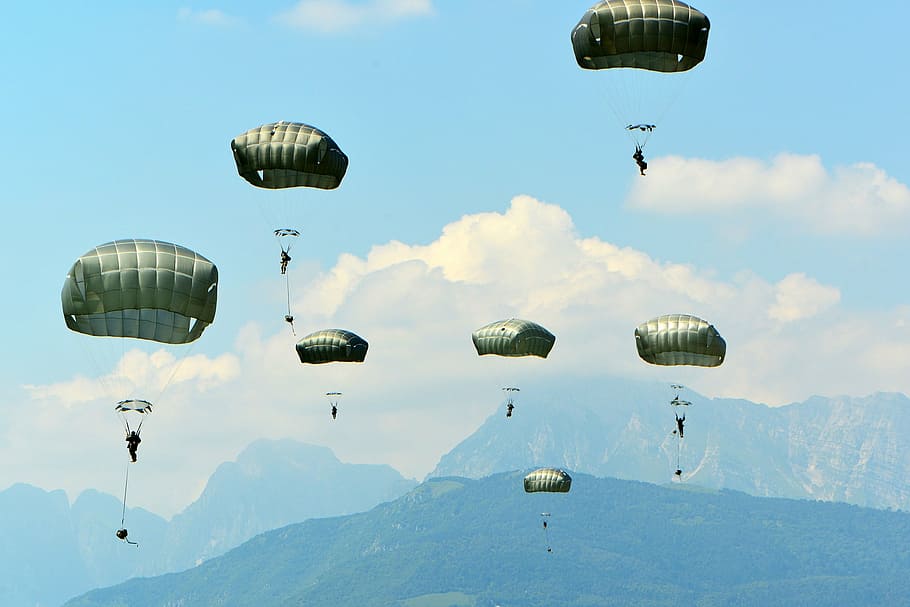 Grupo, personas paracaídas, paracaídas, entrenamiento, paracaidismo, salto, militar, aerotransportado, avión, paracaidistas