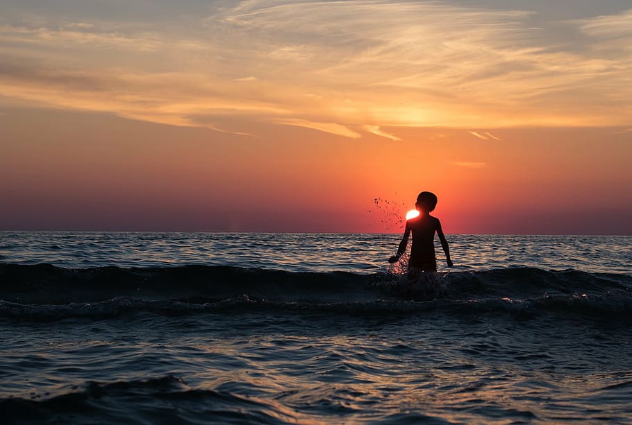 fotografia de silhueta, criança, corpo, agua, dourado, hora, menino, mar, oceano, ondas