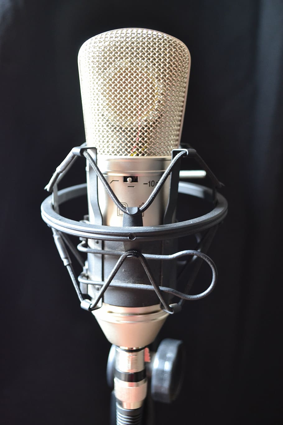 micrófono de condensador plateado, micrófono de condensador, estudio, música, sonido, audio, esquina, amplificador, voz, voces