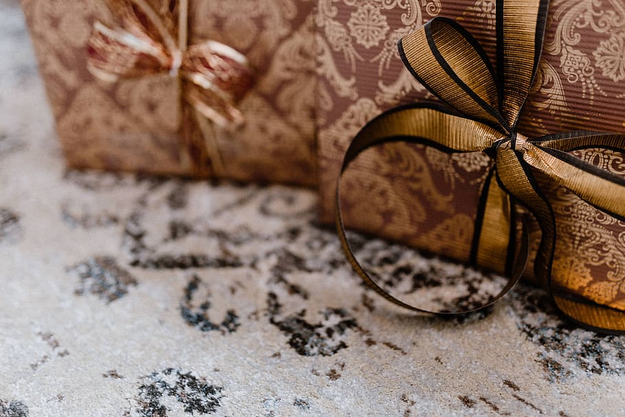 christmas gift, christmas, present, ribbon, bow, golden ribbon, copy space, xmas, carpet, Elegantly